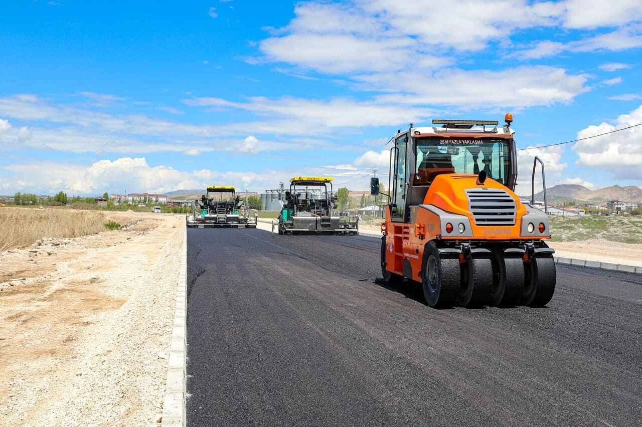 Van Sahil Yolu’nun Son Etabında Asfalt Serimine Geçildi (1)