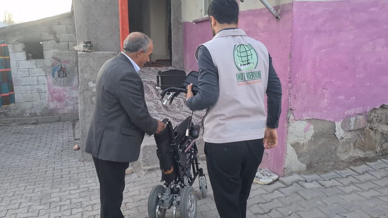 Van Umut Kervanı Derneği’nden Engelli Genç Kıza Akülü Sandalye Desteği (2)