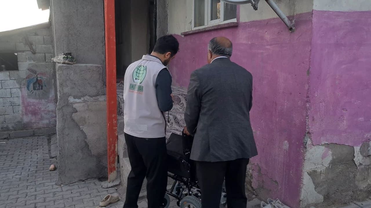 Van Umut Kervanı Derneği’nden Engelli Genç Kıza Akülü Sandalye Desteği (3)