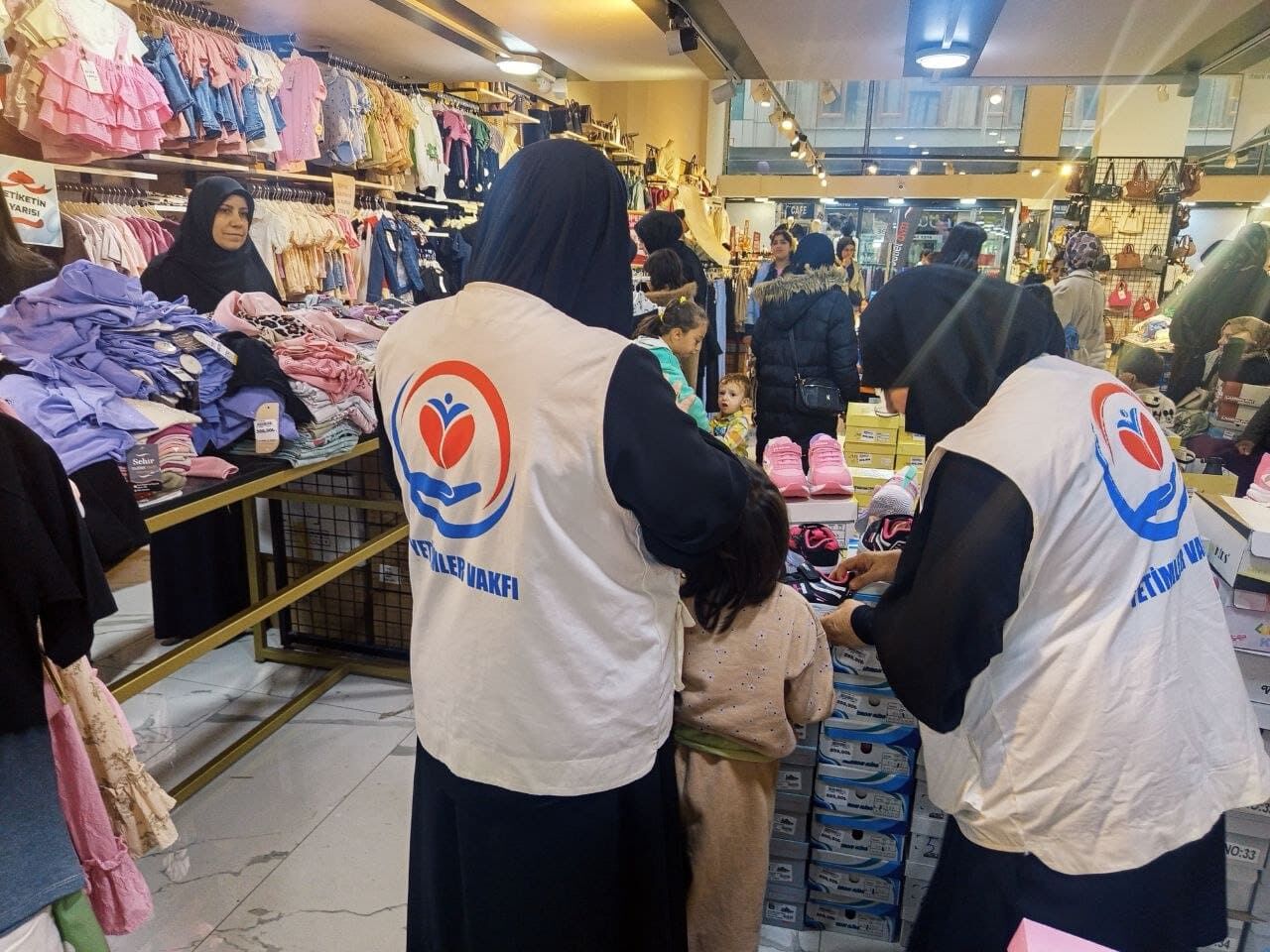Van’da Bayram Öncesi Yetim Çocukların Yüzü Güldü (12)