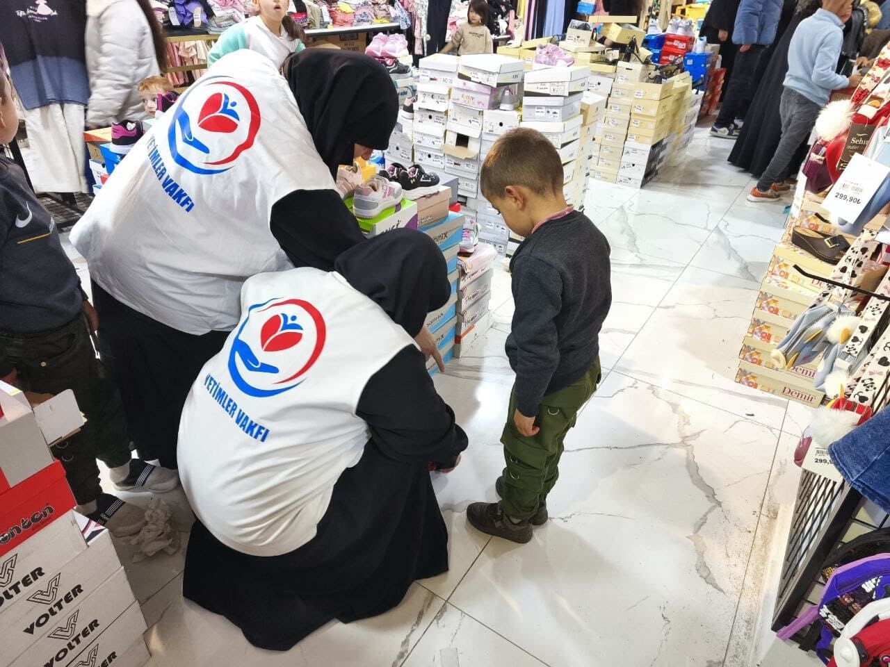 Van’da Bayram Öncesi Yetim Çocukların Yüzü Güldü (5)