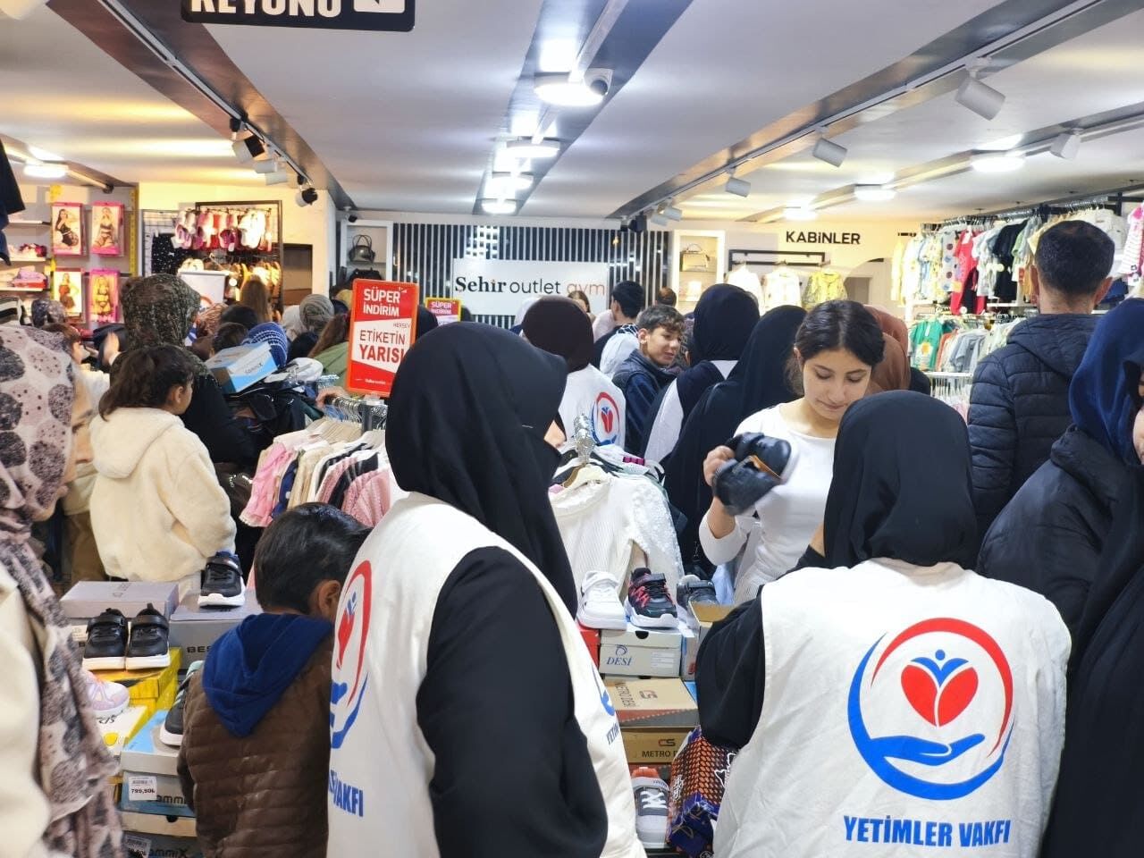 Van’da Bayram Öncesi Yetim Çocukların Yüzü Güldü (6)