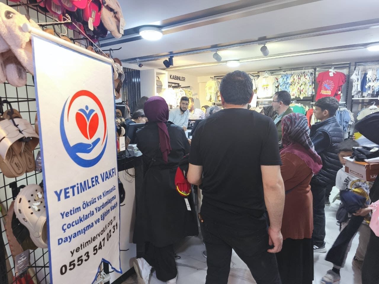 Van’da Bayram Öncesi Yetim Çocukların Yüzü Güldü (9)