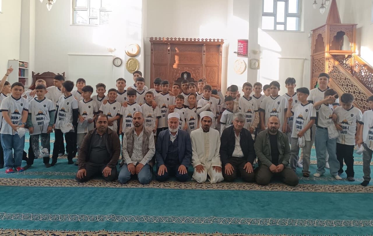 Van’da Camiye Giden Çocuklara Bayram Hediyesi (1)