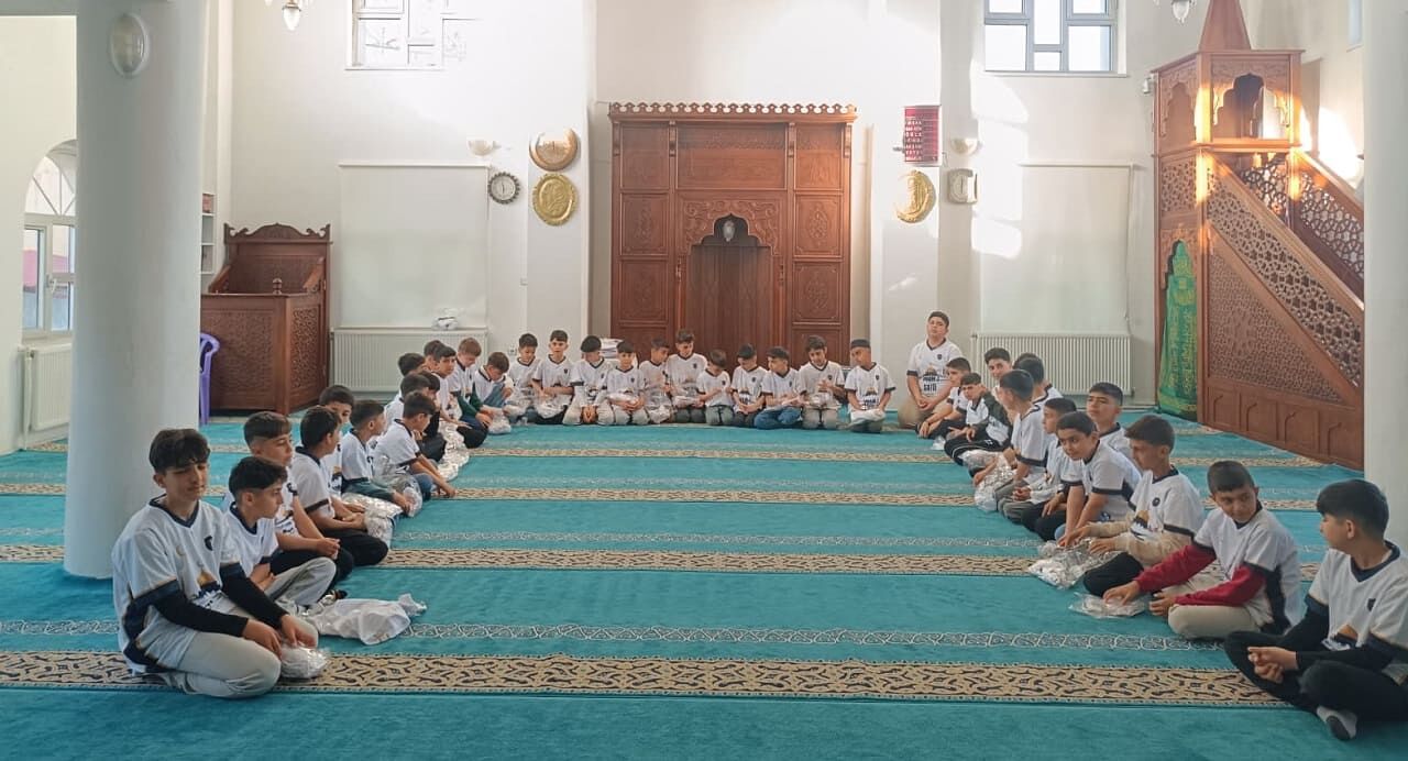 Van’da Camiye Giden Çocuklara Bayram Hediyesi (3)