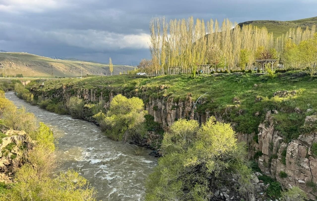 Van’da Doğa Yeniden Canlandı Muradiye Şelalesi Coştu (3)