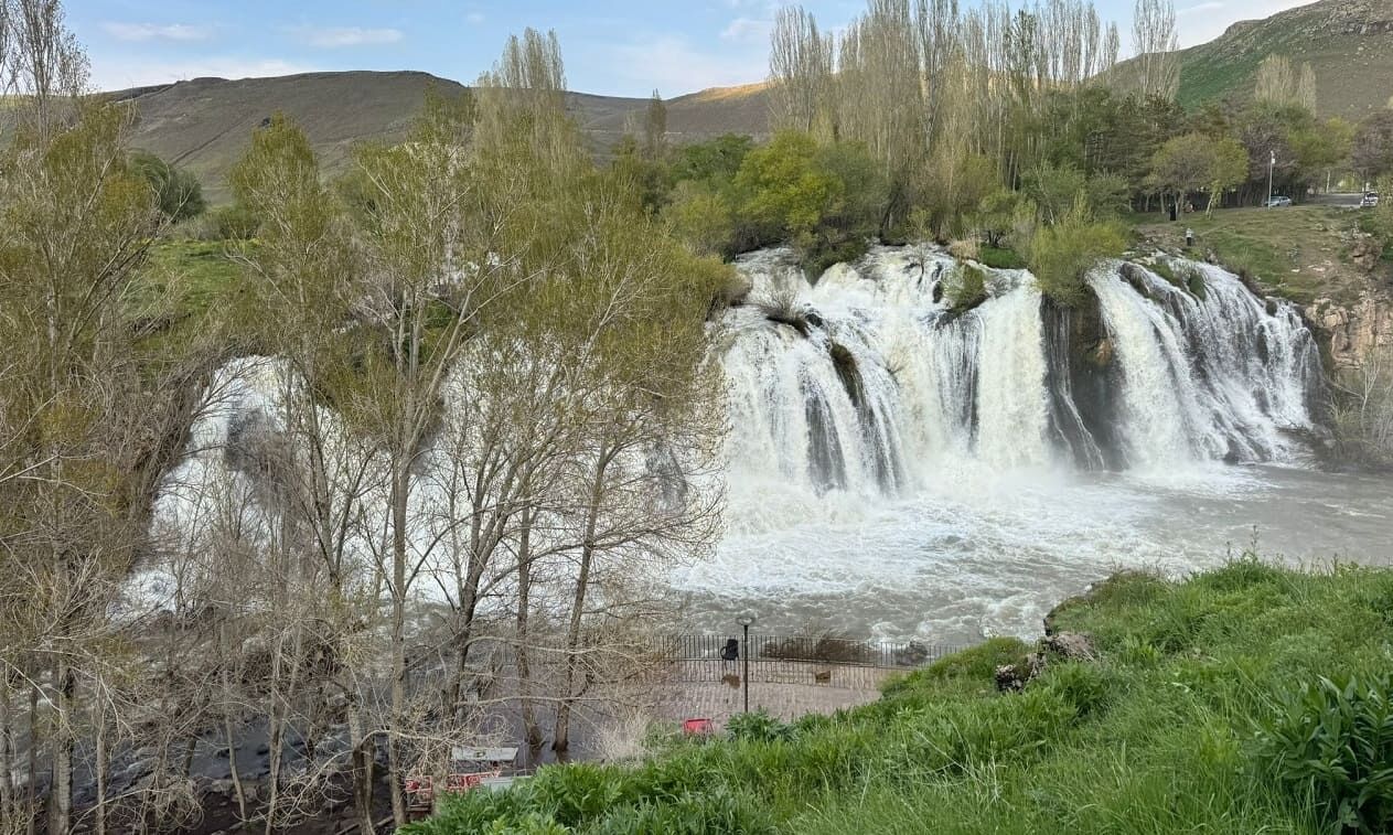 Van’da Doğa Yeniden Canlandı Muradiye Şelalesi Coştu (5)