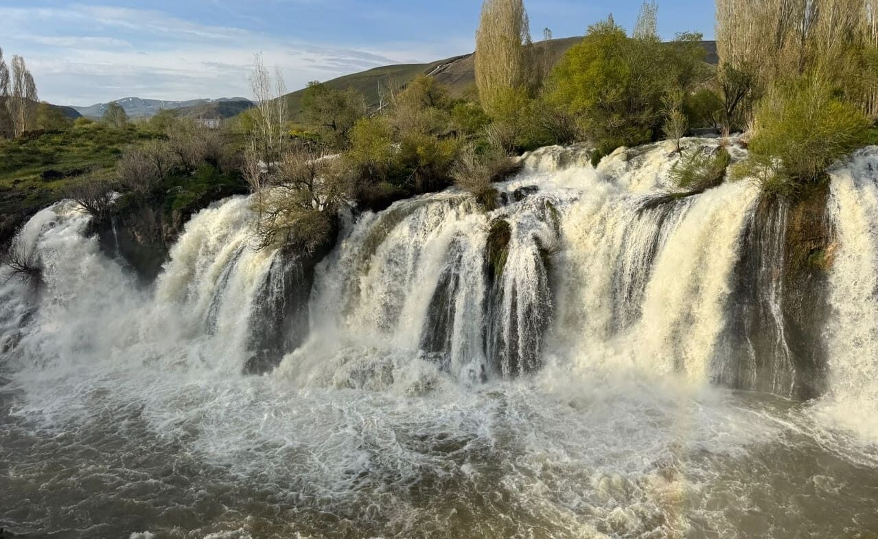 Van’da Doğa Yeniden Canlandı Muradiye Şelalesi Coştu (6)