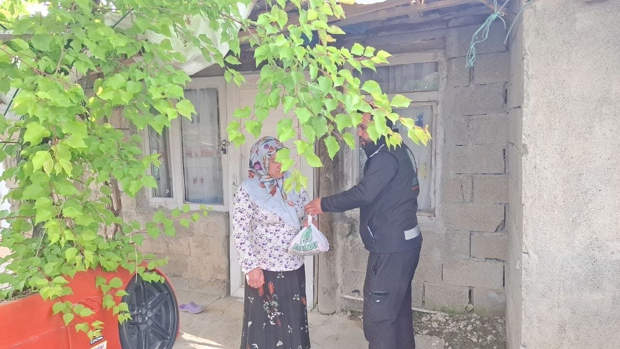 Van’da Kurbanlar Umut Oldu Kapı Kapı Dağıtıldı (3)