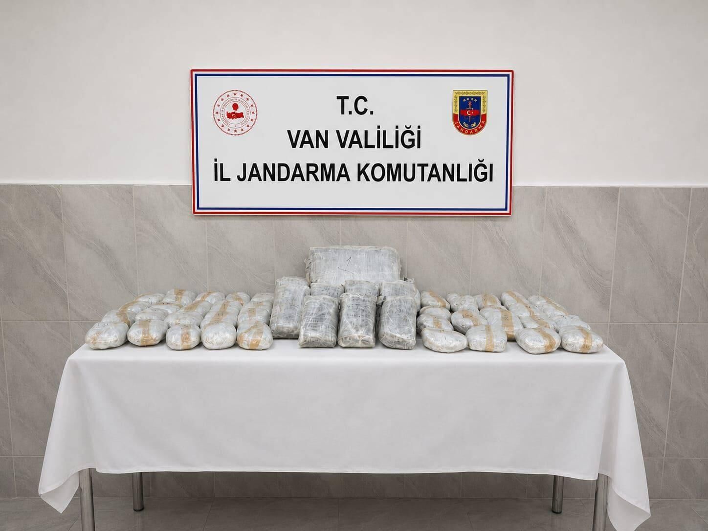 Van'da Midesinde Esrar Taşıyan 8 Kişi Yakalandı! (2)