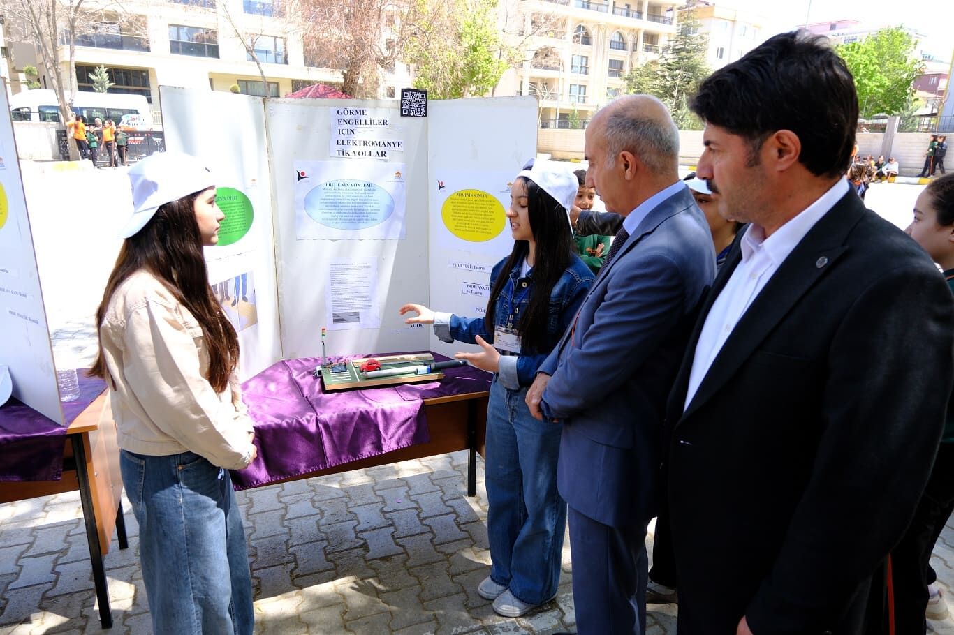 Van’da Öğrencilerin Hazırladığı Projeler ‘Bilim Fuarı’nda Sergilendi (6)