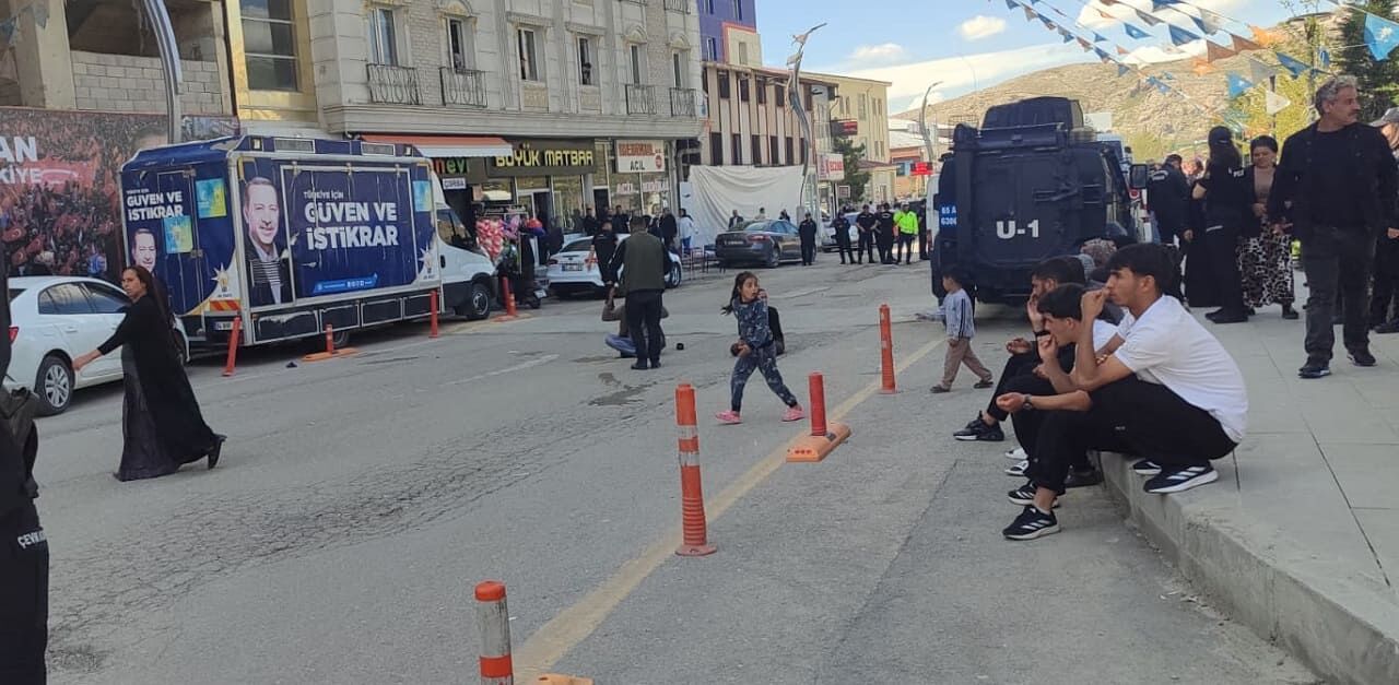 Van’da Seyyar Satıcılar Yol Kapatarak Oturma Eylemi Başlattı! (2)