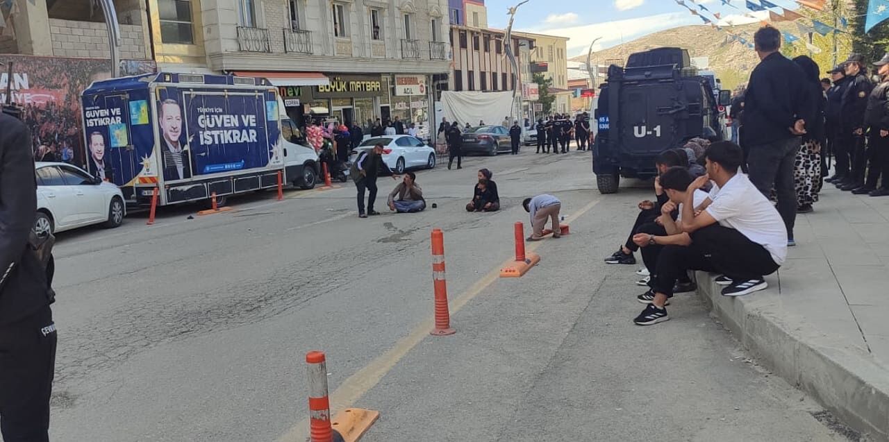 Van’da Seyyar Satıcılar Yol Kapatarak Oturma Eylemi Başlattı! (3)