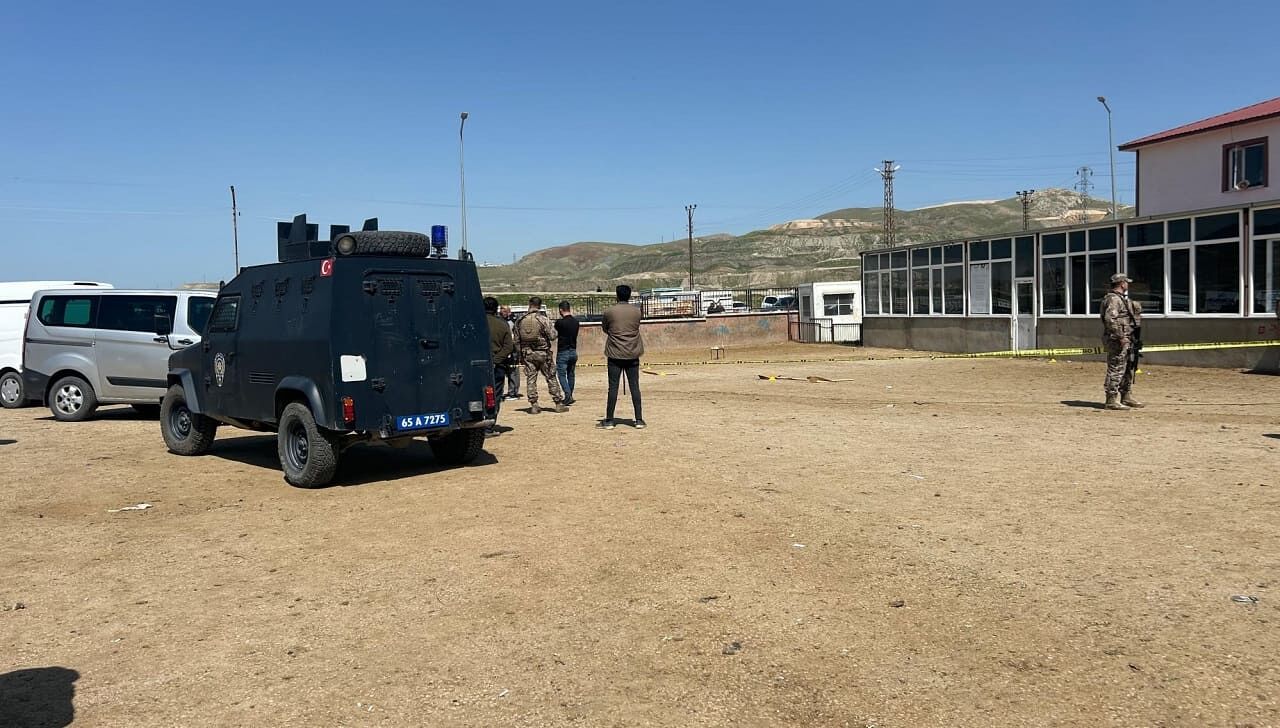 Van'daki Kavganın Bilançosu Belli Oldu 1 Ölü, 13 Yaralı (2)