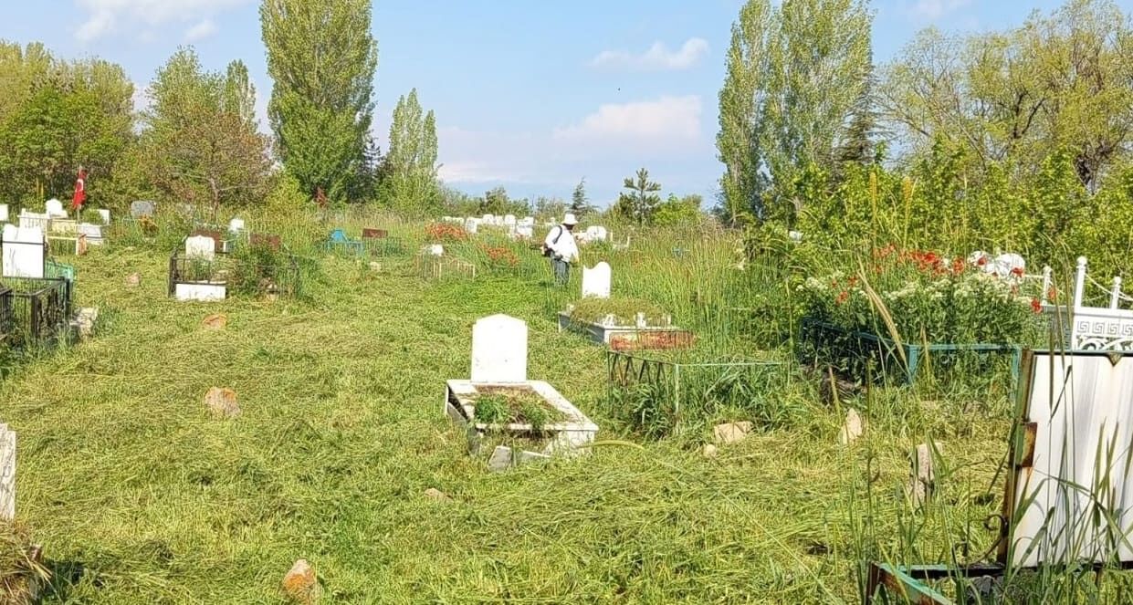 Van’daki Mezarlıklarda Bayram Temizliği (1)-1