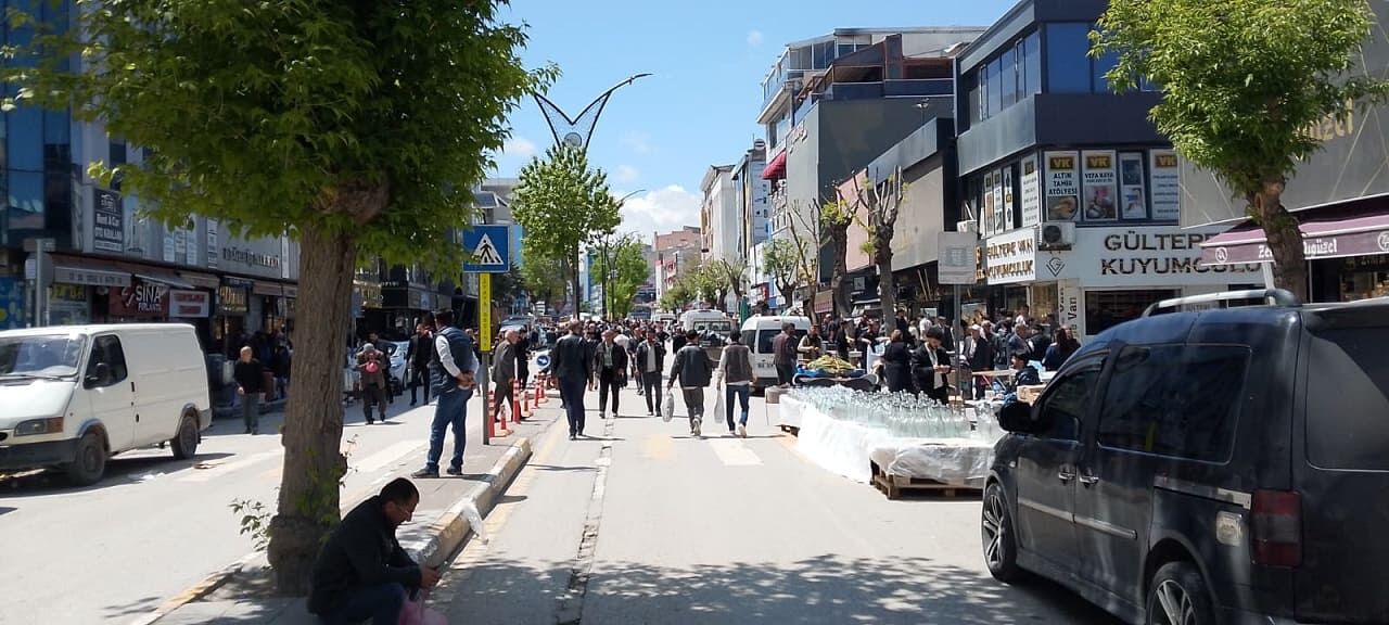 Van’ın En Işlek Caddesi Araç Trafiğine Kapatıldı! (5)