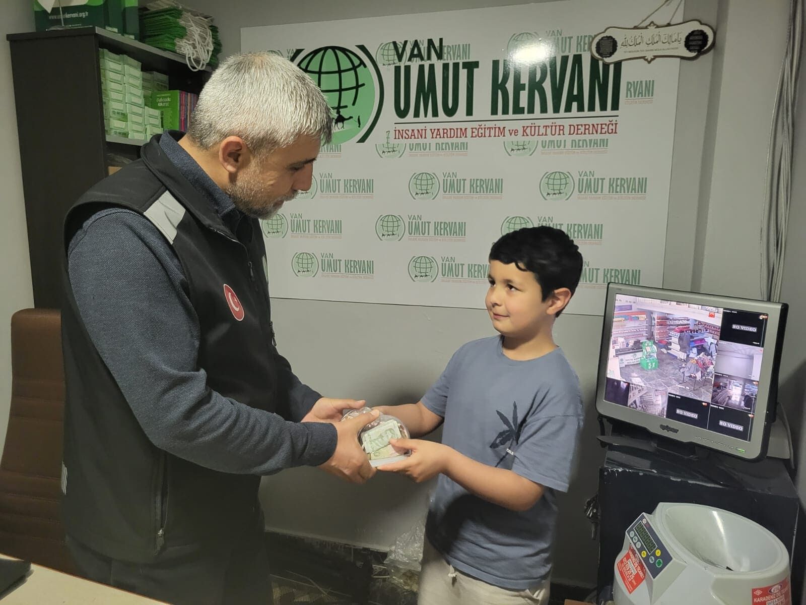 Vanlı Küçük Yasin’den Bayram Öncesi Gazze’ye Anlamlı Bağış (2)