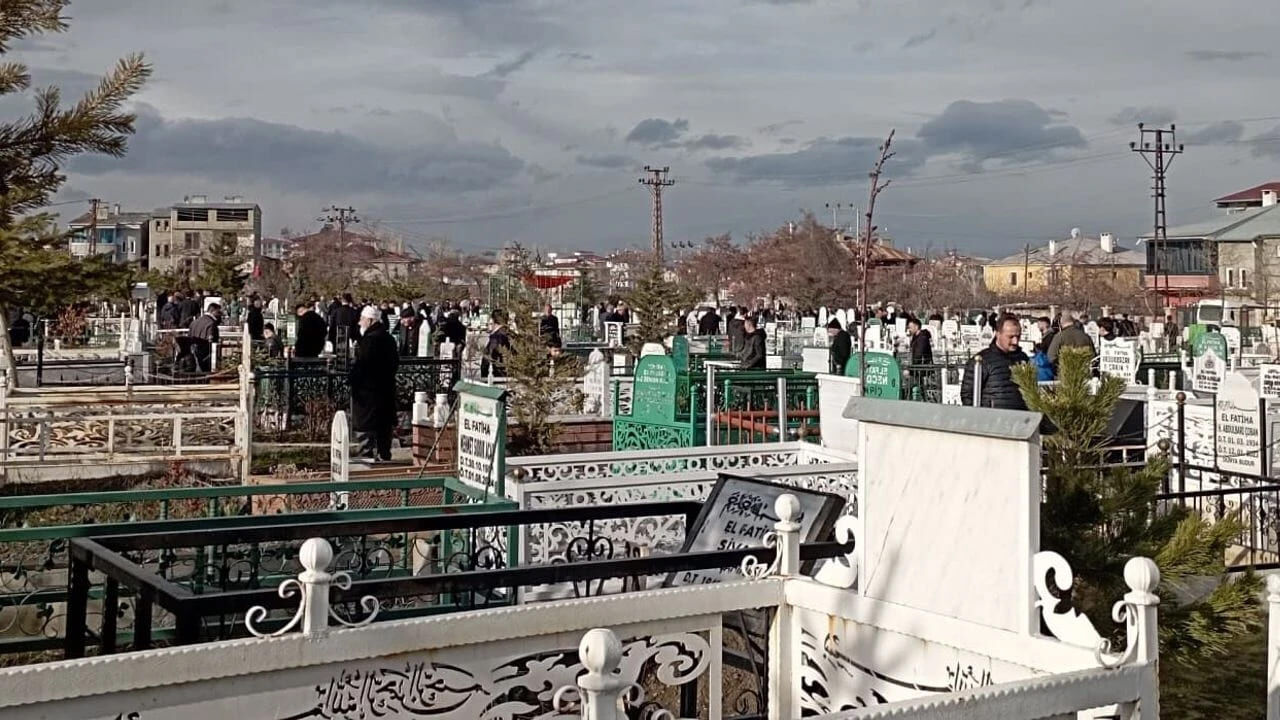 Vanlılar Kurban Bayramı’nda Kabir Ziyaretlerinde Bulundu (1)
