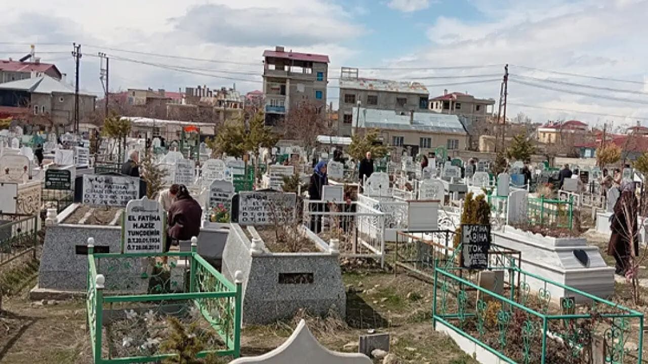 Vanlılar Kurban Bayramı’nda Kabir Ziyaretlerinde Bulundu (3)