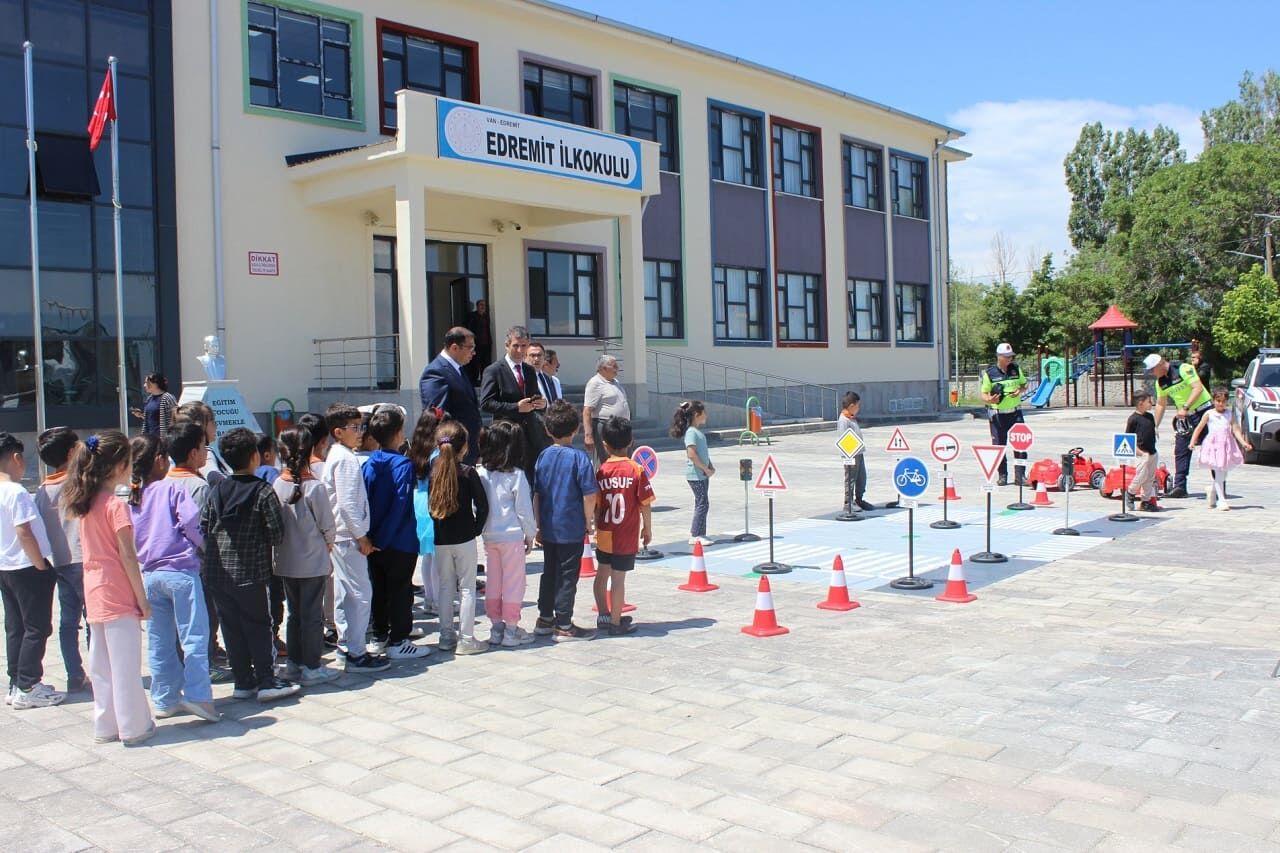 Edremit’te Ilkokul Öğrencilerine Trafik Eğitimi Verildi (1)