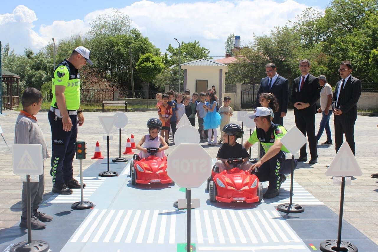 Edremit’te Ilkokul Öğrencilerine Trafik Eğitimi Verildi (2)