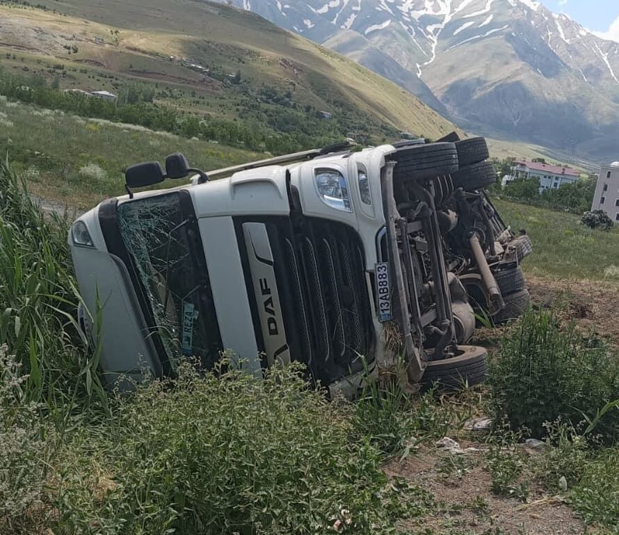 Gevaş’ta Trafik Kazası! Tır Şarampole Devrildi… (1)