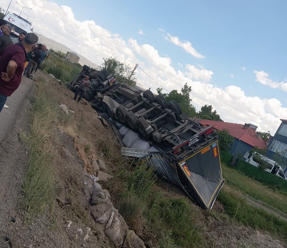Gevaş’ta Trafik Kazası! Tır Şarampole Devrildi… (4)