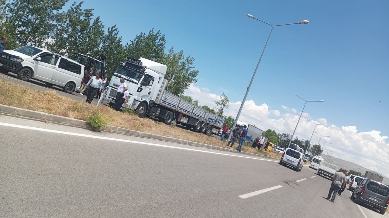Gevaş’ta Trafik Kazası! Tır Şarampole Devrildi… (5)