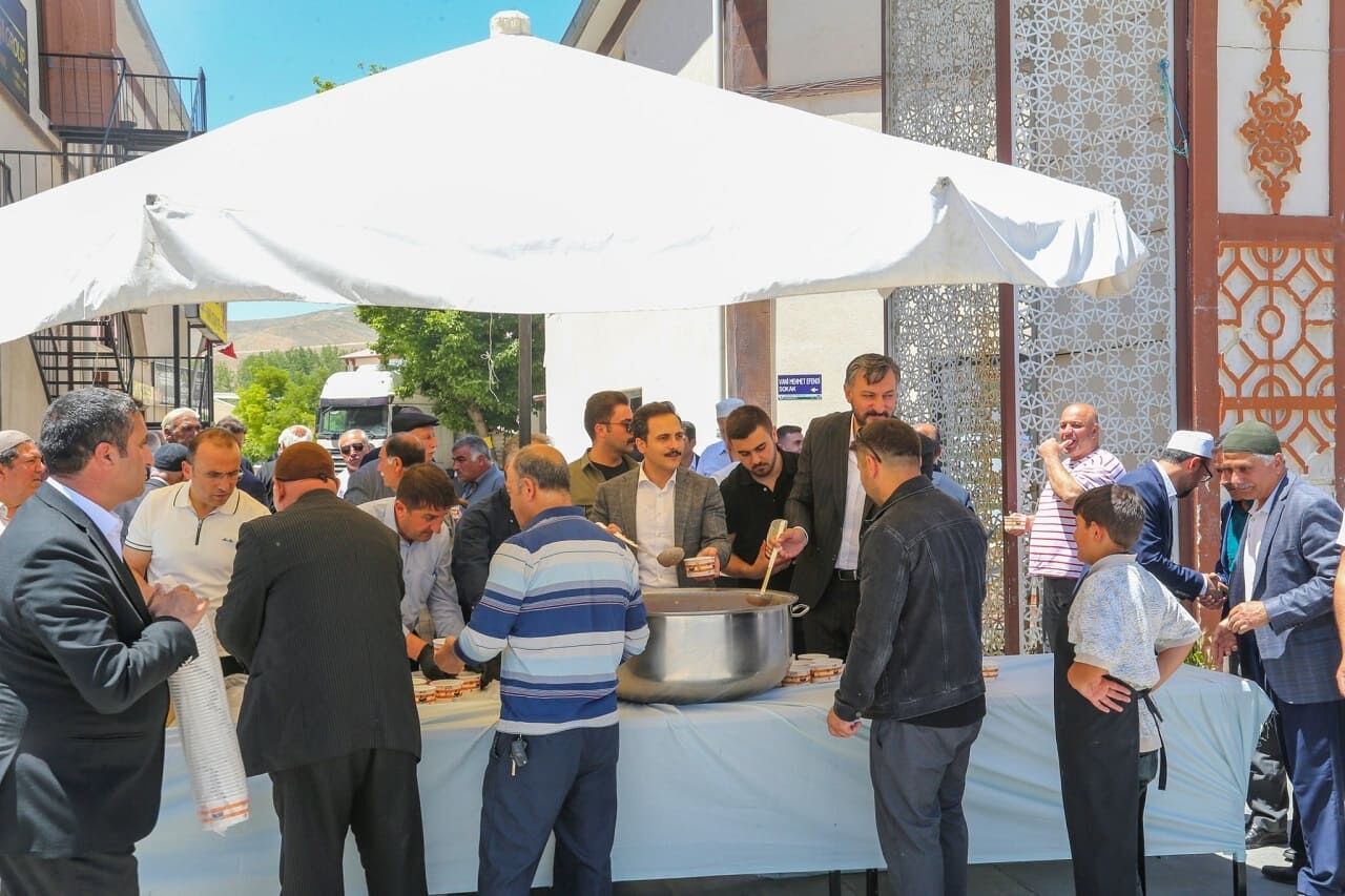 Gürpınar’da Aşure Dağıtıldı (1)