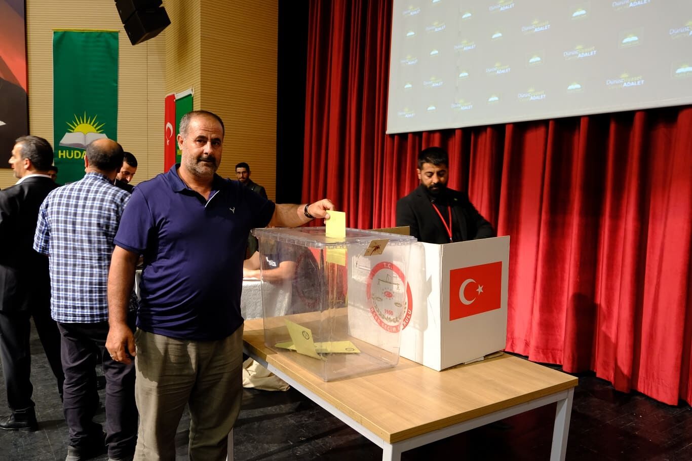 Hüda Par Erciş İlçe Kongresi'nde Kazım Bilici Güven Tazeledi (10)