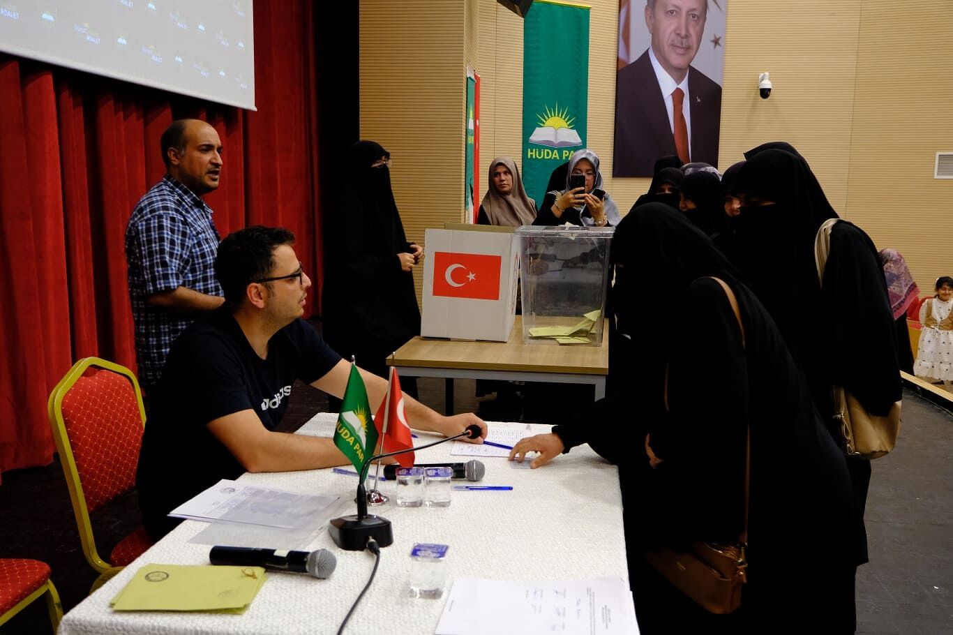 Hüda Par Erciş İlçe Kongresi'nde Kazım Bilici Güven Tazeledi (9)