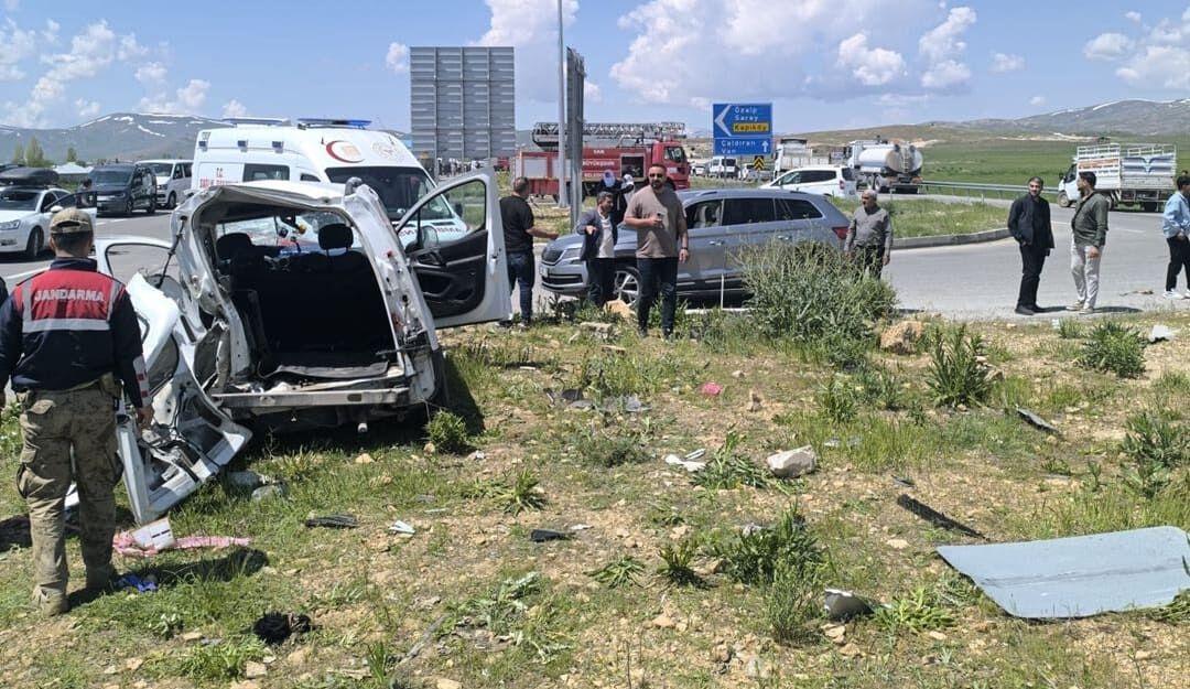 Van'da 4 kişinin hayatını kaybettiği kazayla ilgili açıklama1