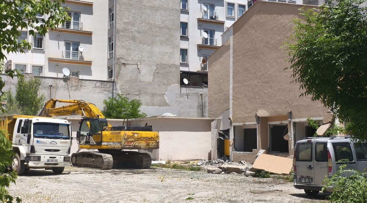 İpekyolu Halk Eğitim Merkezi’nde Yıkım Başladı! (3)
