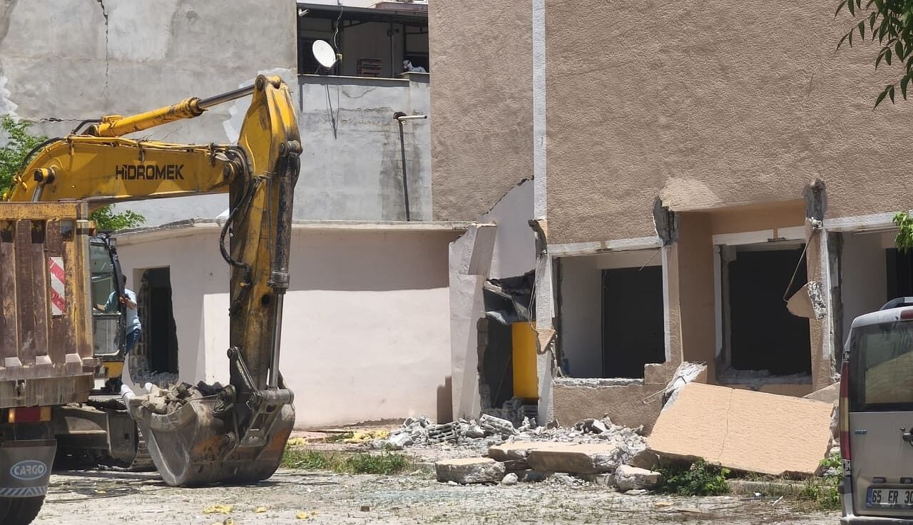 İpekyolu Halk Eğitim Merkezi’nde Yıkım Başladı! (4)