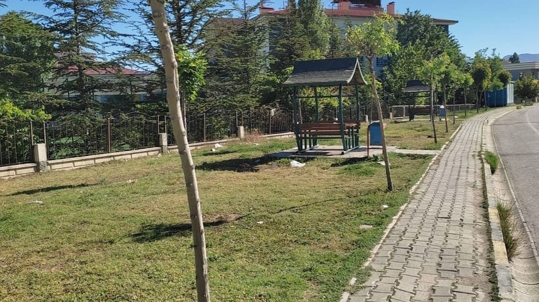 İpekyolu’ndaki Sağlık Parkı Çöplüğe Döndü (1)
