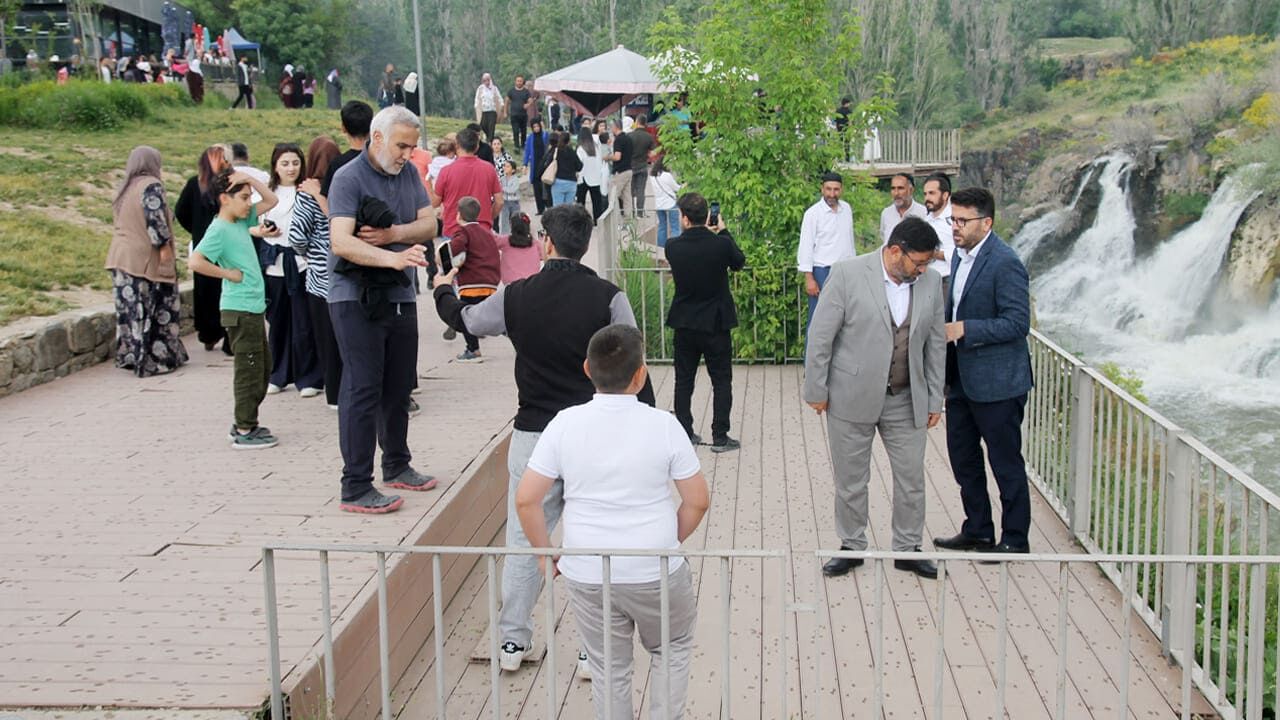 Muradiye Şelalesi’ne Hafta Sonları Yoğun Ilgi (10)