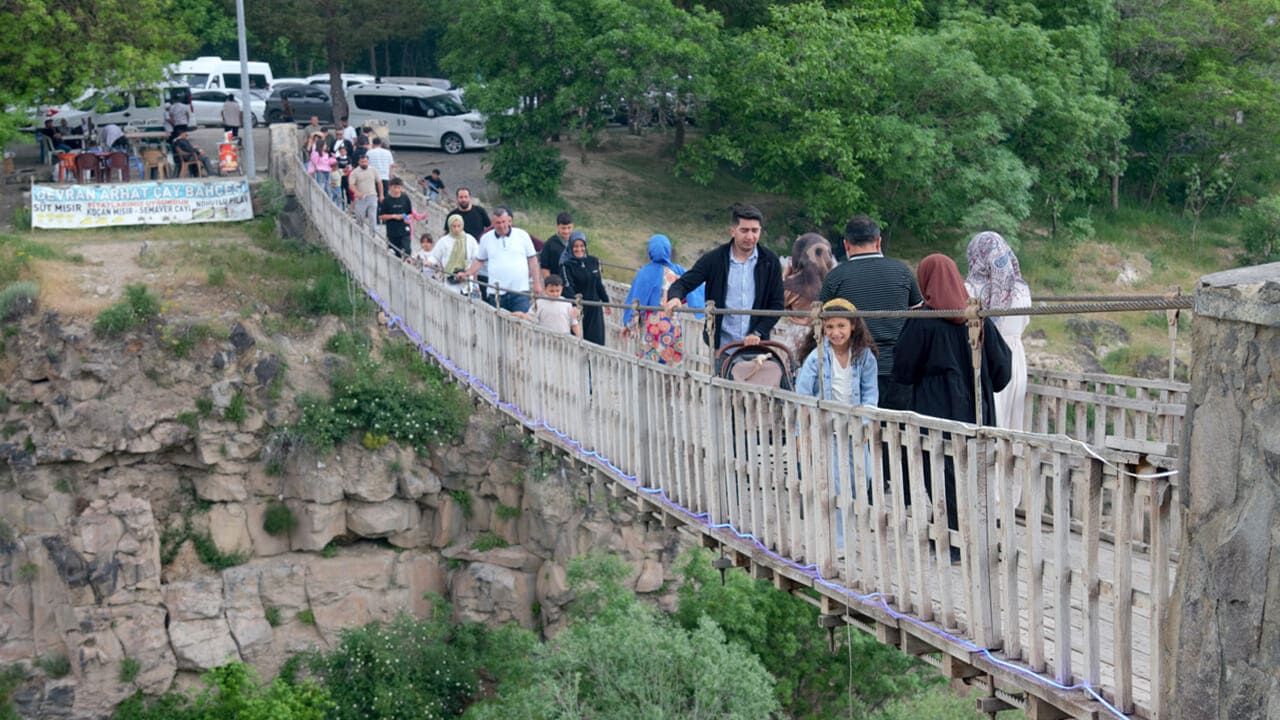 Muradiye Şelalesi’ne Hafta Sonları Yoğun Ilgi (8)