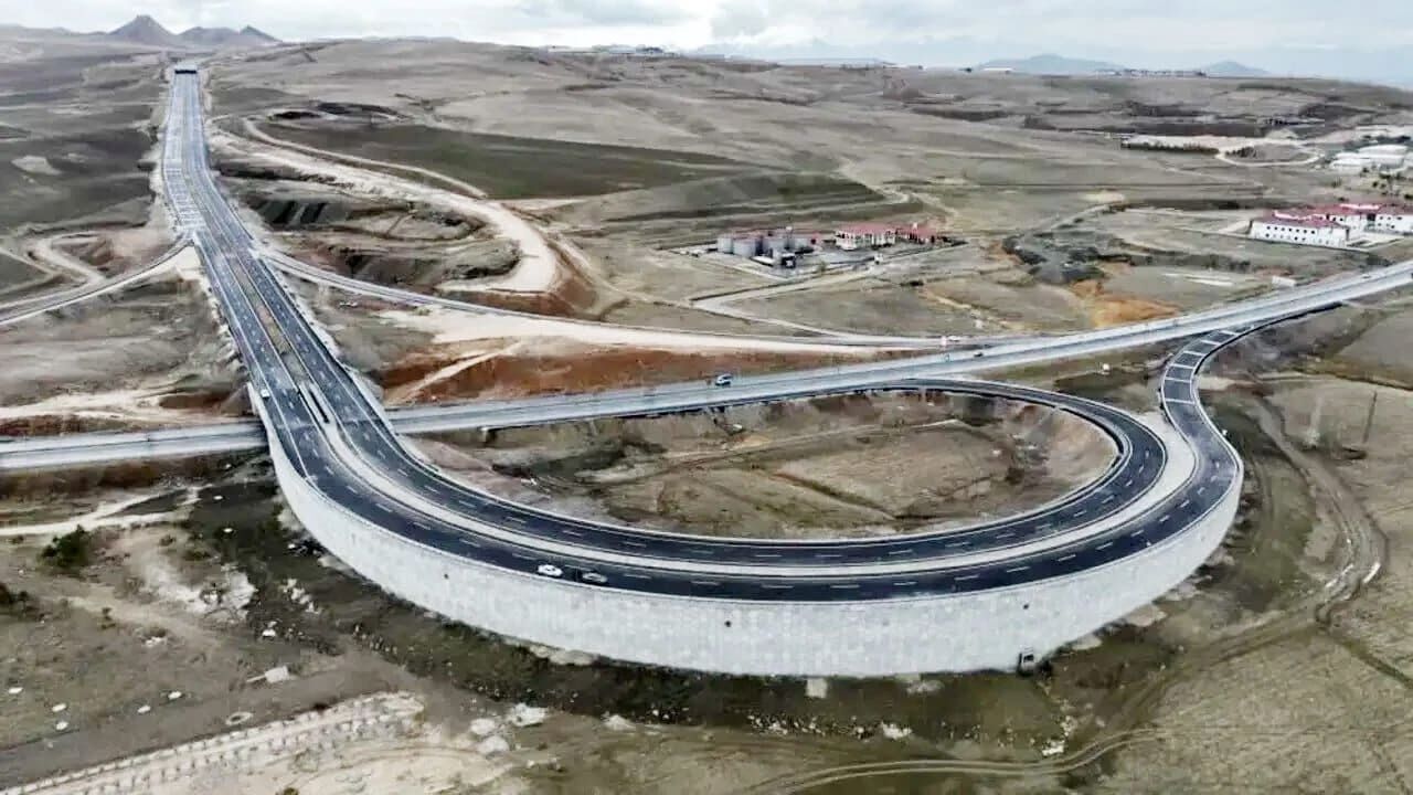Van Çevre Yolu Çöküyor! Açılışının Üzerinden Bir Yıl Geçmedi (2)