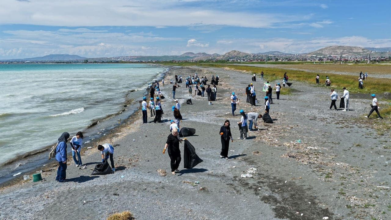 Van Gölü Sahilinde Çevre Temizliği (1)