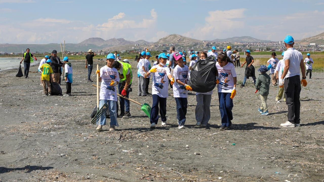 Van Gölü Sahilinde Çevre Temizliği (3)