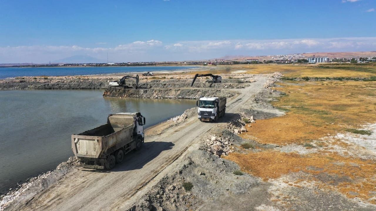Van Gölü’nde 2 Milyon 100 Bin Metreküp Dip Çamuru Çıkarıldı (1)