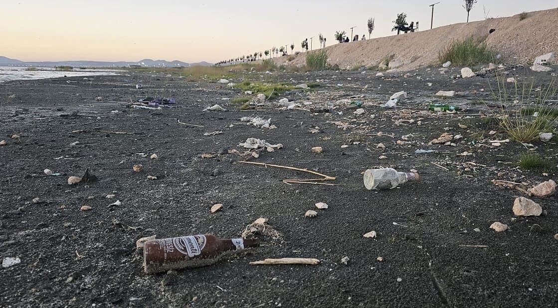 Van Sahil Yolu’nda Manzaraya Gölge Düşüren Kirlilik! (4)
