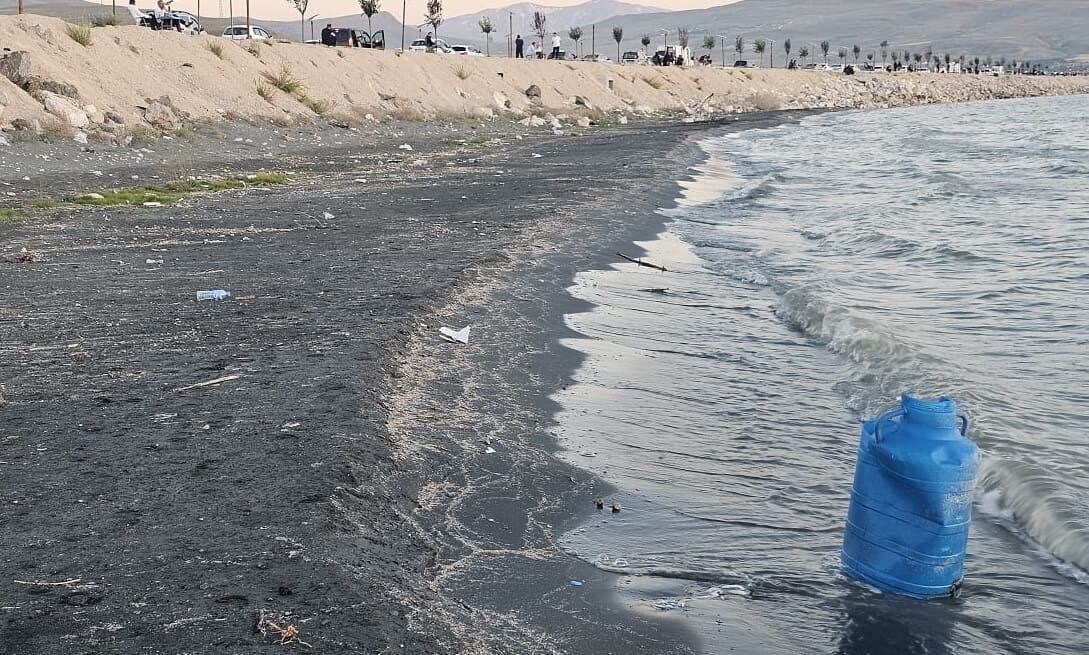 Van Sahil Yolu’nda Manzaraya Gölge Düşüren Kirlilik! (6)