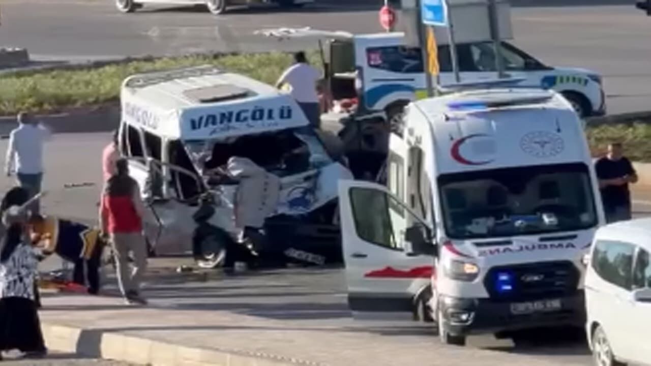 Van Yolcu Minibüsü Kaza Yaptı Ölü Ve Yaralılar Var1