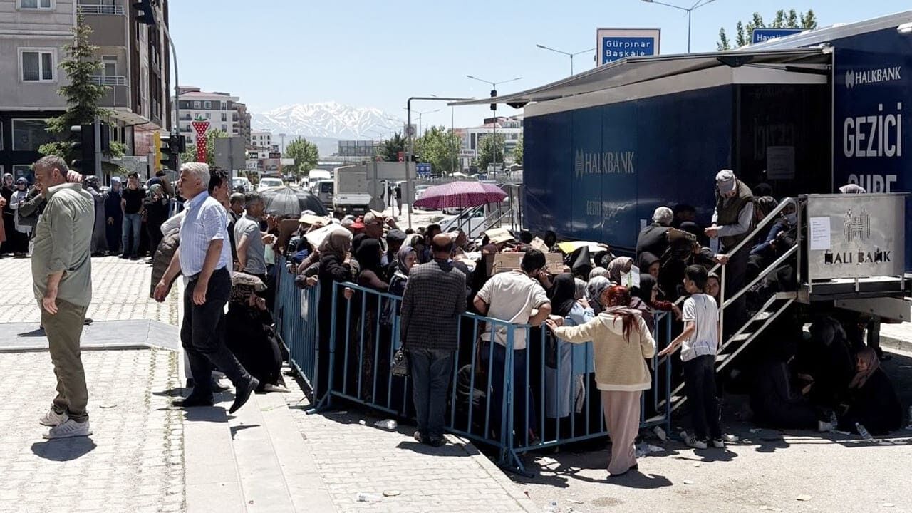 Van’da Aile Kart Kuyruğu Sürüyor! Banka Hafta Sonu Da Açık Olacak (1)