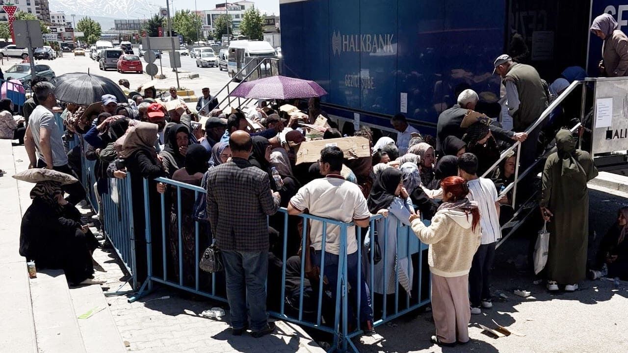 Van’da Aile Kart Kuyruğu Sürüyor! Banka Hafta Sonu Da Açık Olacak (2)