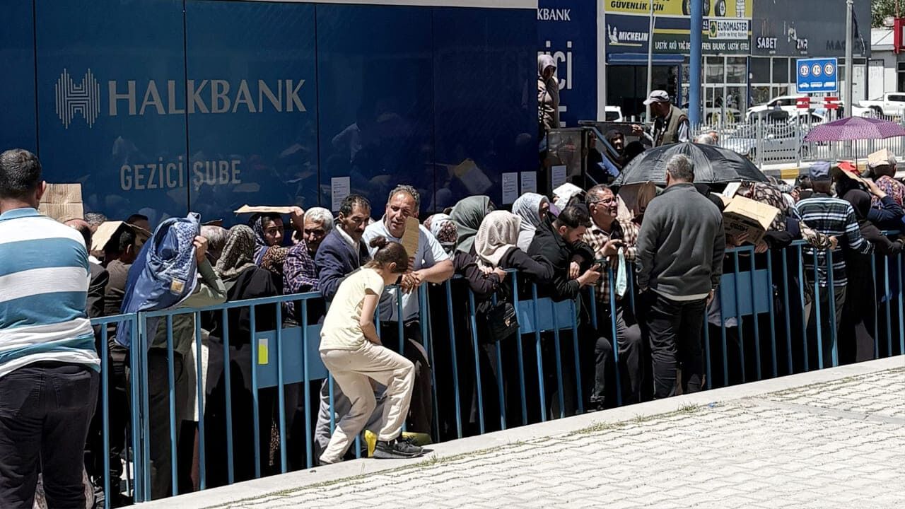 Van’da Aile Kart Kuyruğu Sürüyor! Banka Hafta Sonu Da Açık Olacak (3)
