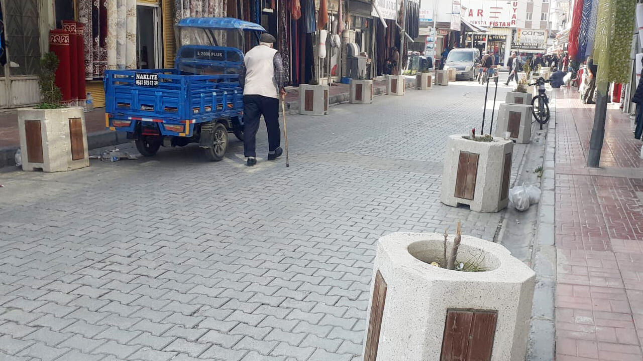 Van’da Atıl Kalan Beton Saksılar Tepki Çekiyor (1)