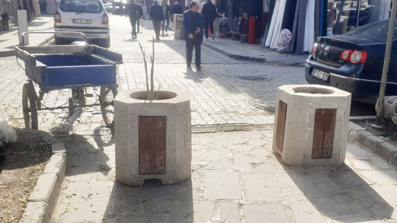 Van’da Atıl Kalan Beton Saksılar Tepki Çekiyor (2)