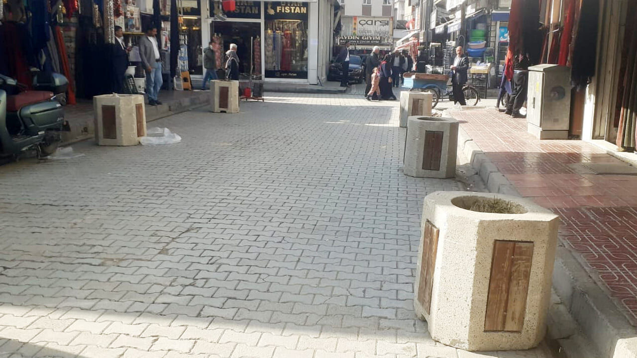 Van’da Atıl Kalan Beton Saksılar Tepki Çekiyor (3)